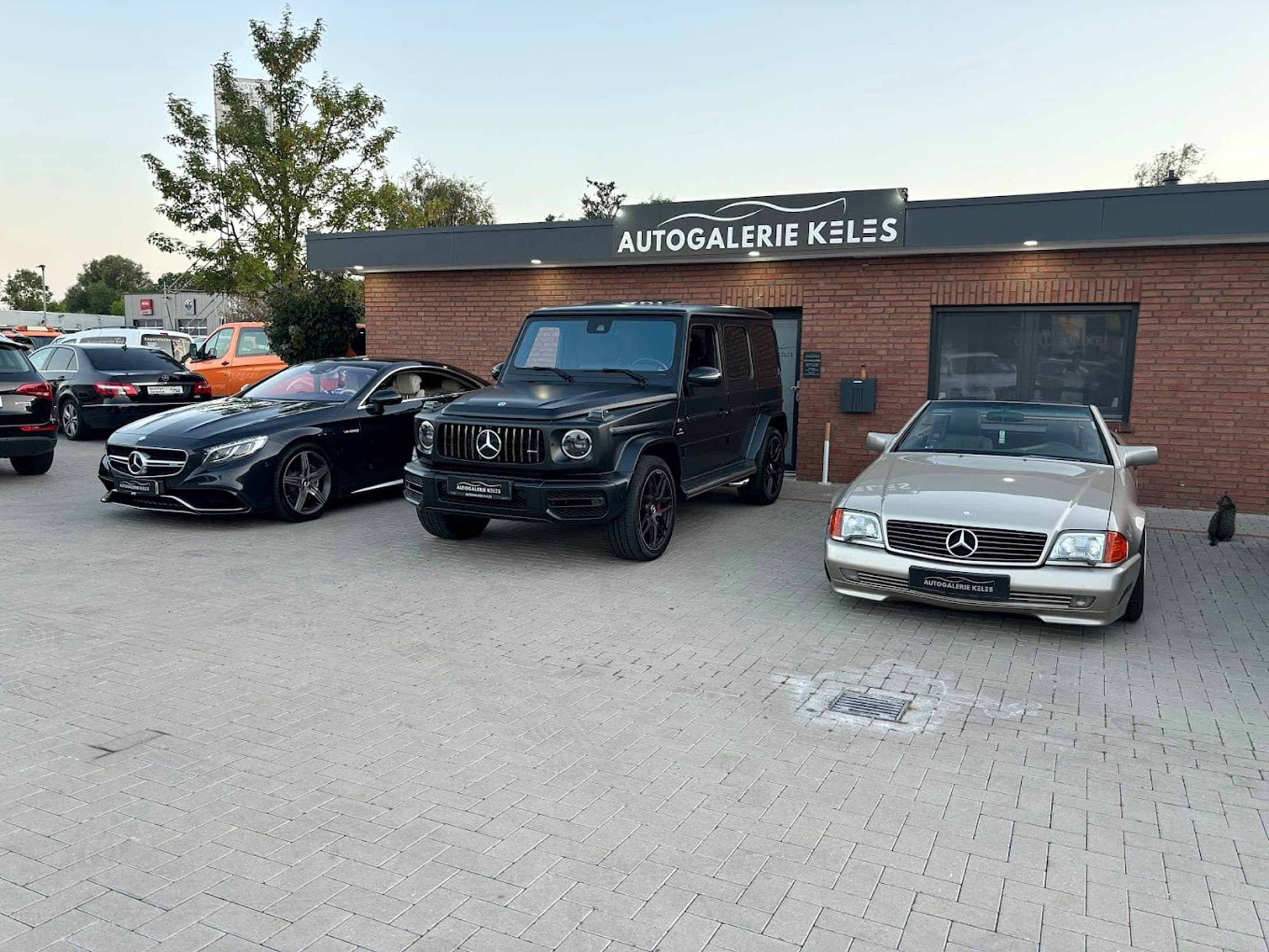 Autogalerie Keles in Nordenham, Fahrzeuge vor dem Gebäude